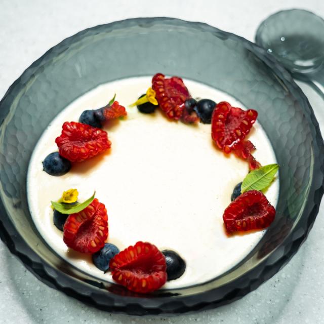 Kummelimaitseline panna cotta marjadega