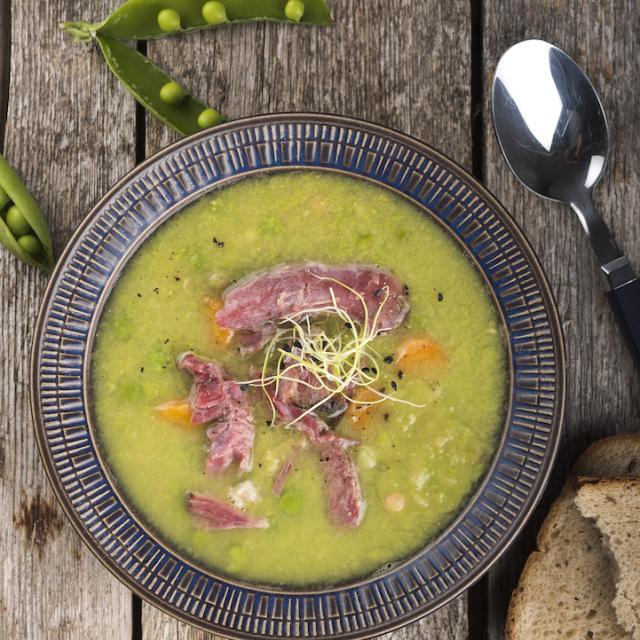 Pea soup with smoked pork hock